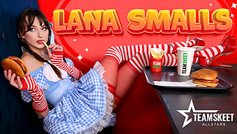 L'Intenso Pov Di Lana Smalls In Un Incontro Congiunto Di Fast Food Per Il Labor Day.